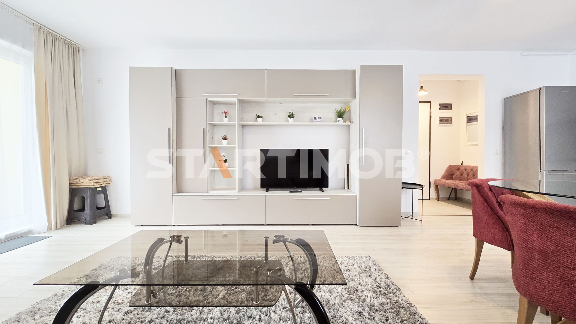 Apartament mobilat zona Coresi cu parcare