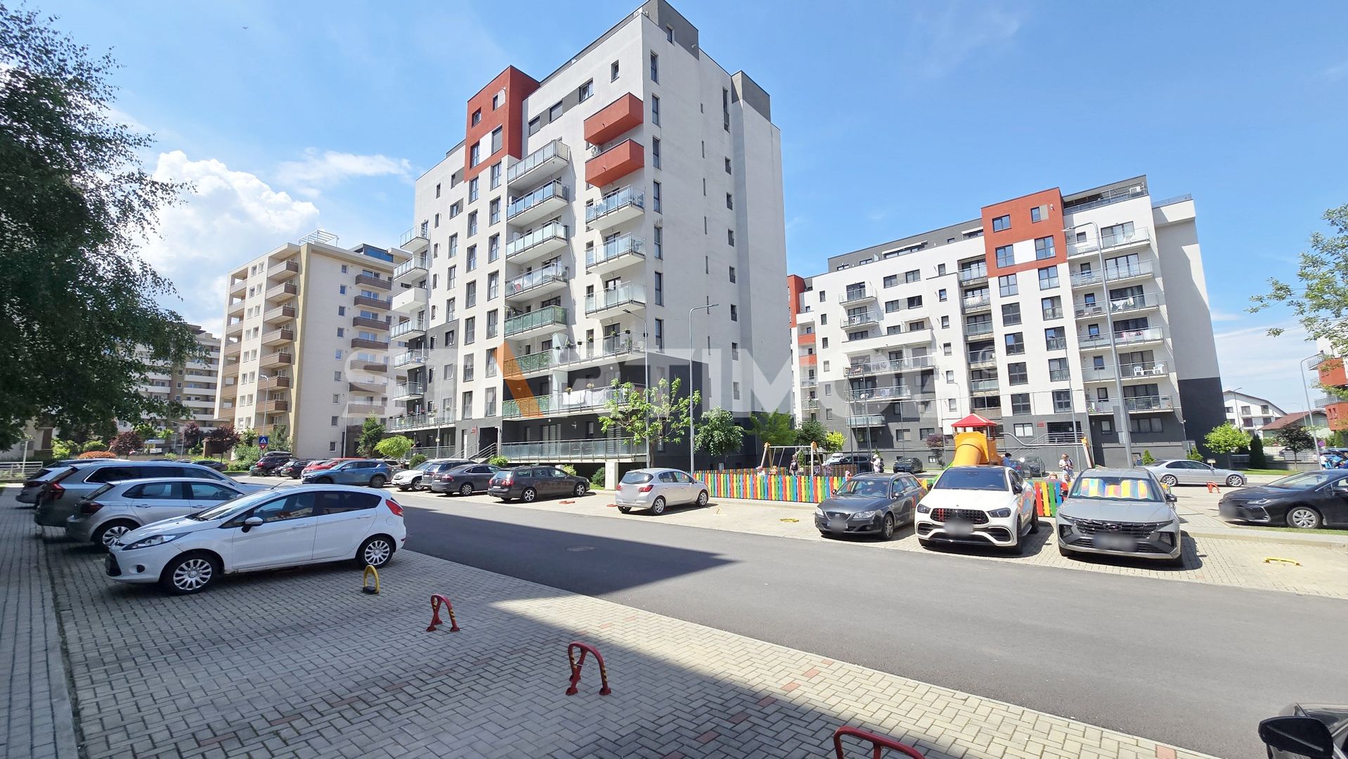 Apartament  mobilat Coresi cu parcare si boxa