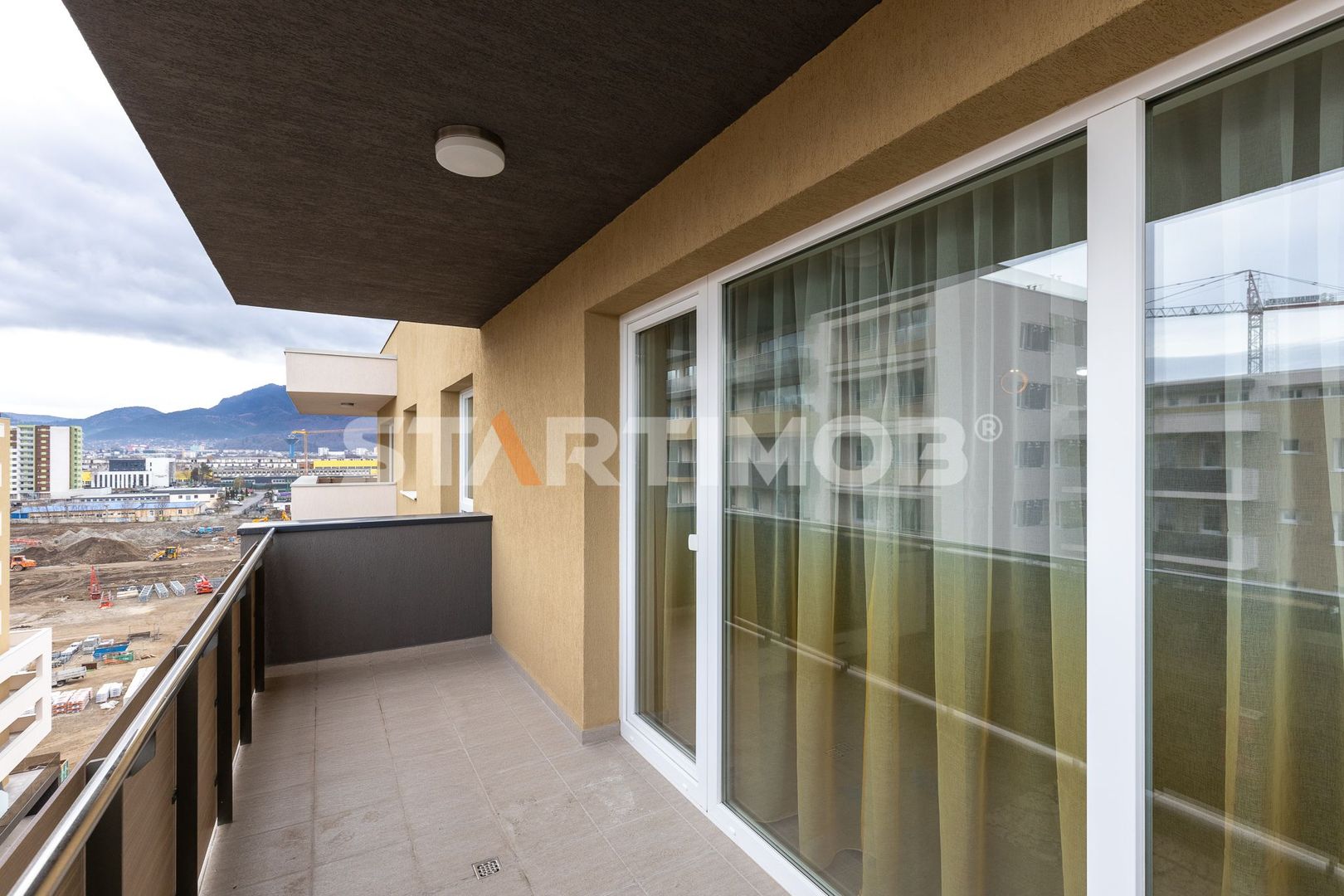 Apartament mobilat  3 camere Urban Plaza cu parcare