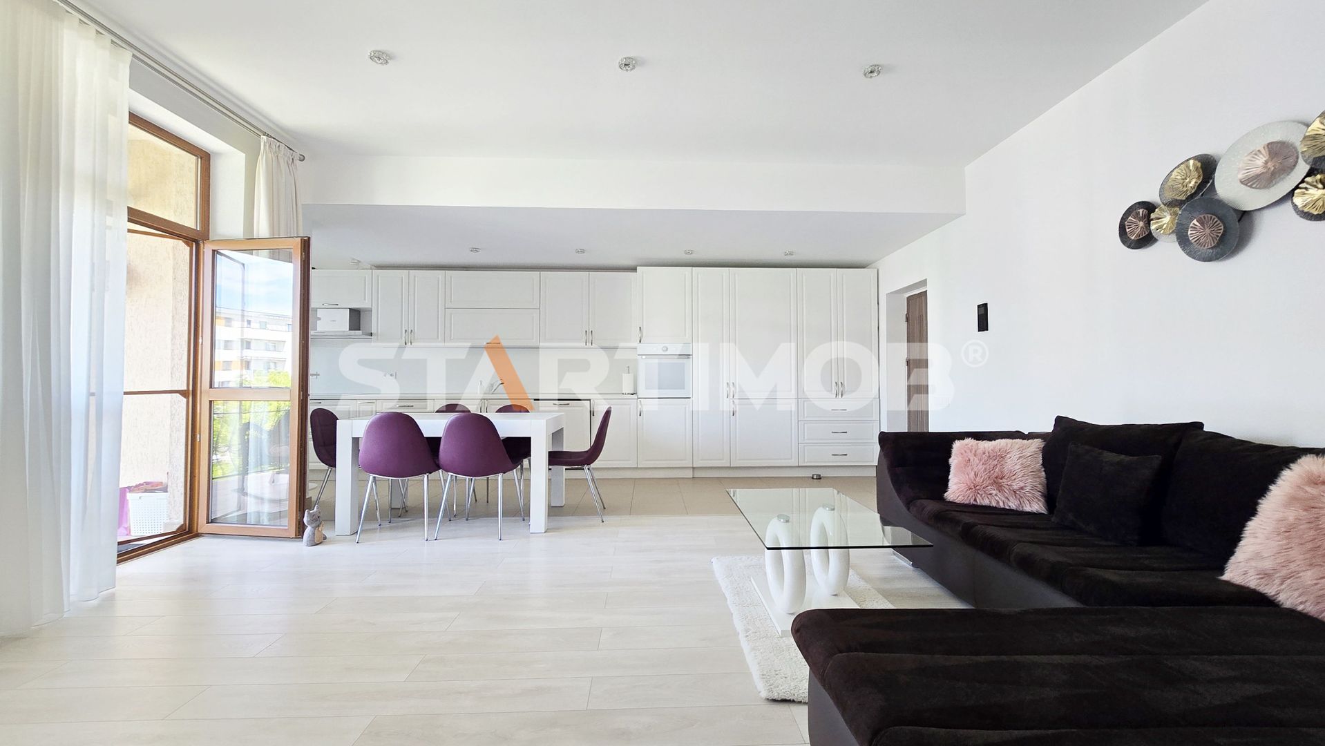 Apartament mobilat 3 camere bloc tip vila zona Coresi