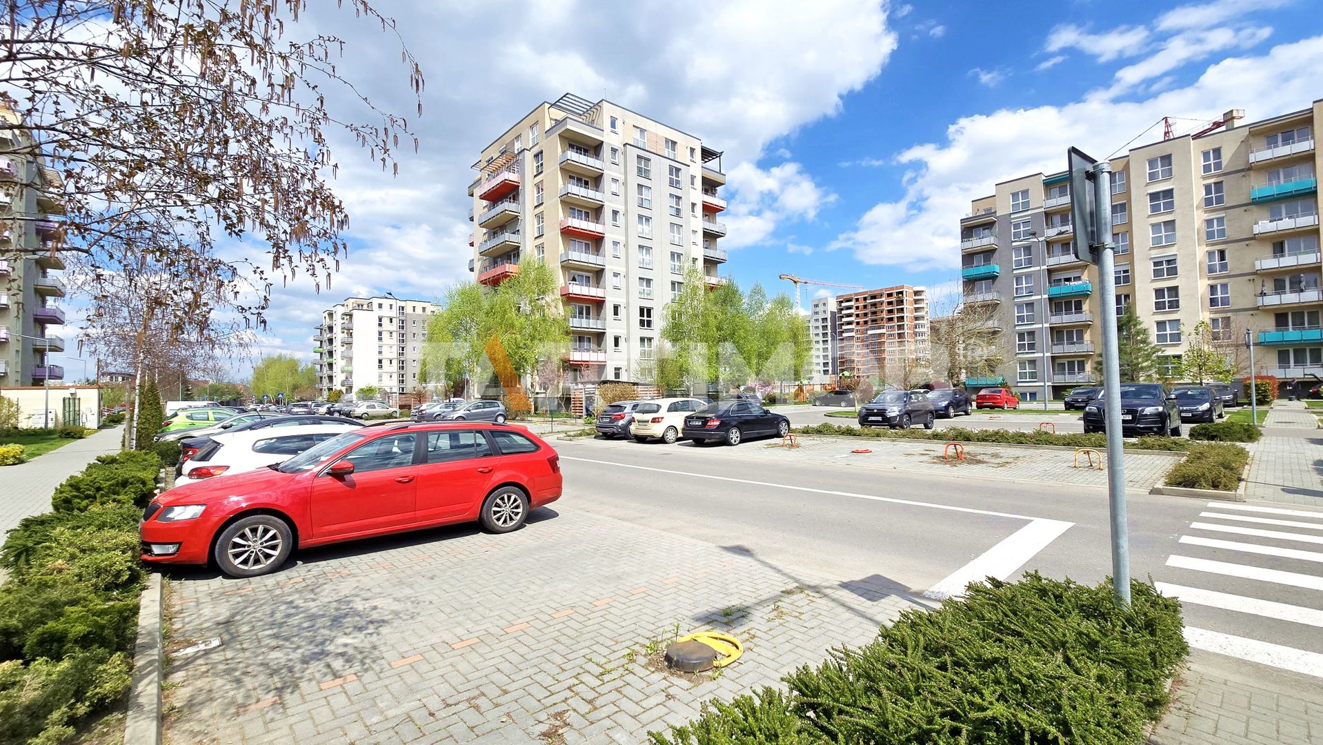 Apartament cu boxa si parcare zona Coresi
